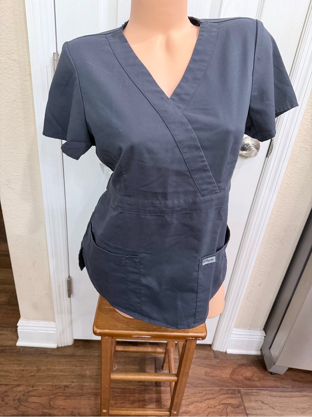 Grey's Anatomy Barco Scrub Top Medium Gray Wrap V Neck 3 Pocket 4153